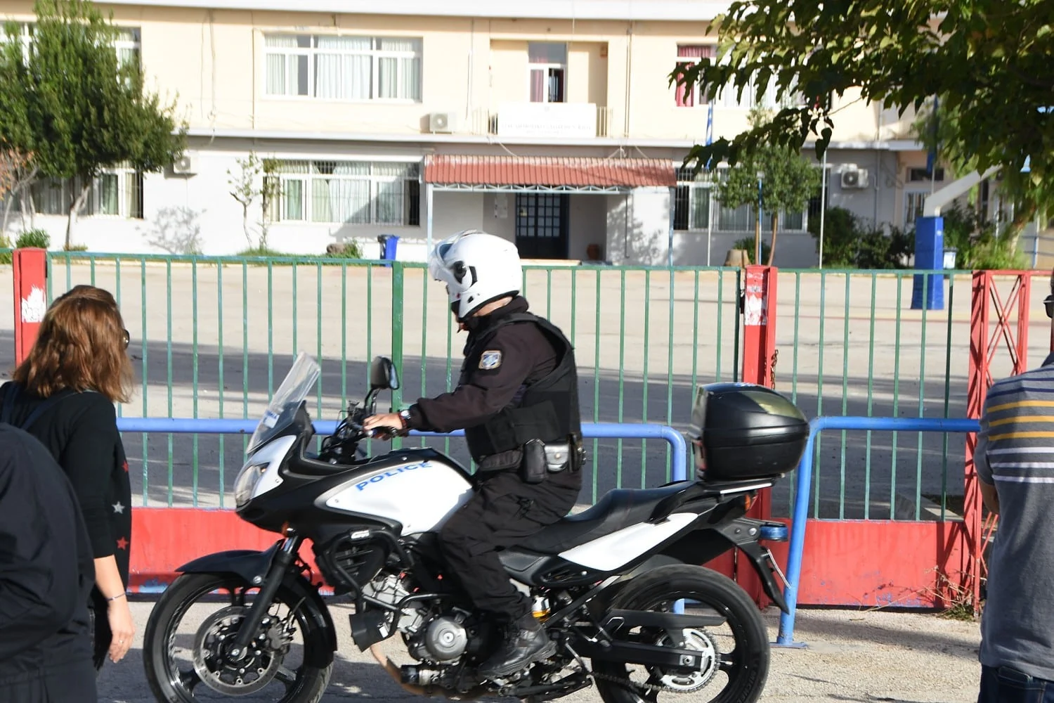 Θεσσαλονίκη: 14χρονος έβγαλε μαχαίρι σε σχολείο και απείλησε συμμαθητές του - Lawandorder.gr