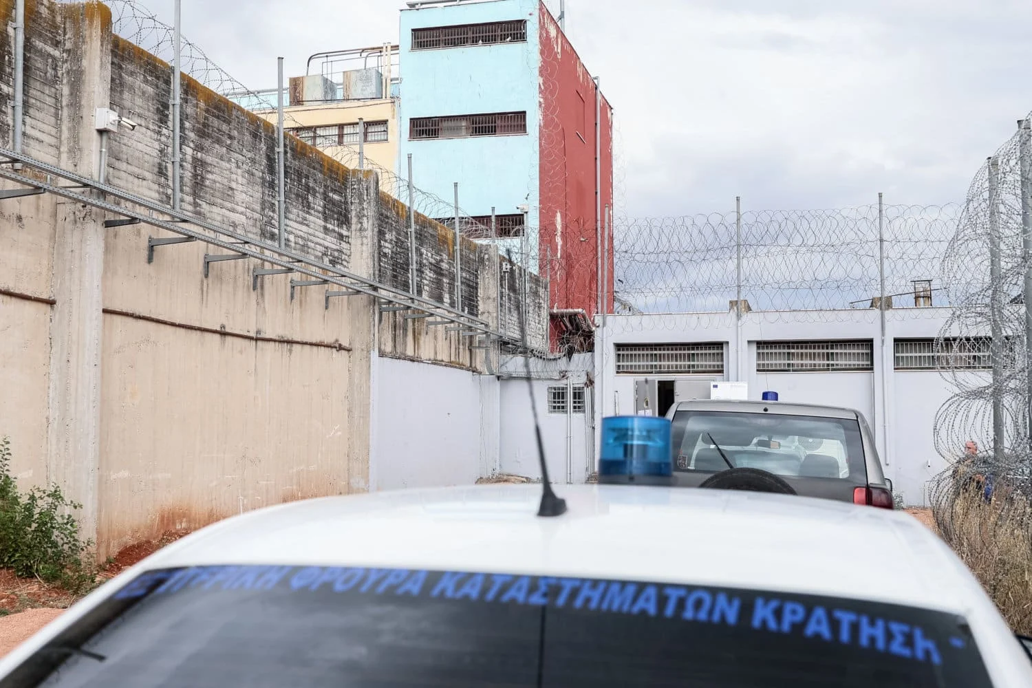 Έξι συλλήψεις στις φυλακές Αυλώνα, ανάμεσά τους και σωφρονιστικός υπάλληλος - Κατασχέθηκαν κοκαΐνη, κάνναβη και κινητά (εικόνα) - Lawandorder.gr