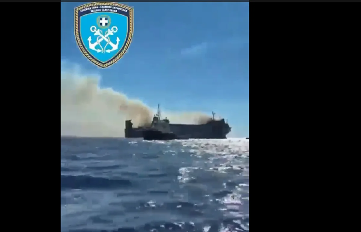 Σε ύφεση η πυρκαγιά στο Blue Carrier 2 - Σε εξέλιξη επιχείρηση διάσωσης