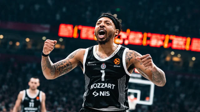 Euroleague: Ο Κάρλικ Τζόουνς πήρε... φωτιά και χάλασε το ντεμπούτο του Πίτερς (Βίντεο)