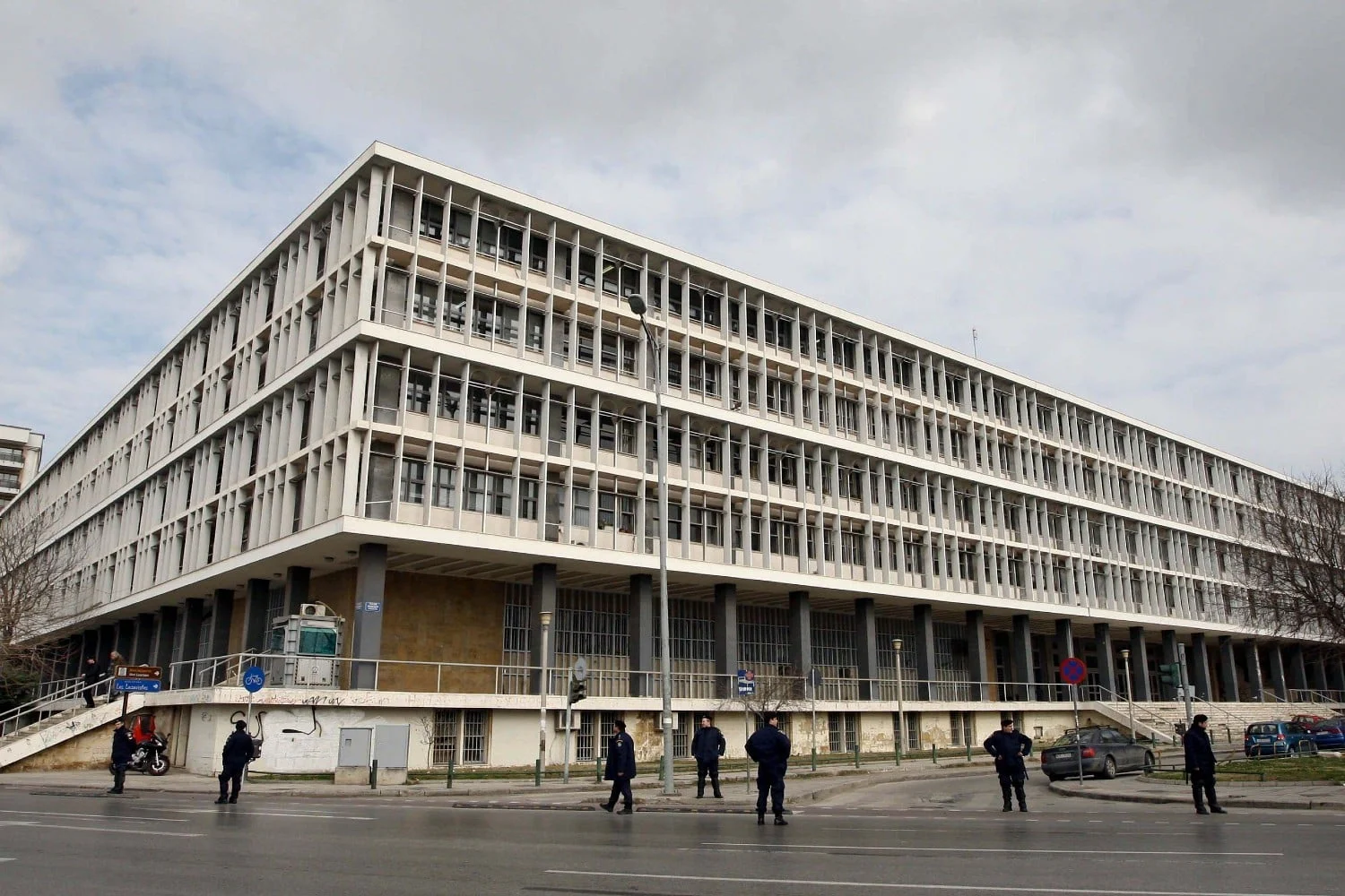 Θεσσαλονίκη: Σήμερα η δίκη του 40χρονου κρατούμενου που δραπέτευσε από το νοσοκομείο Σερρών - Είχε πυροβολήσει 25χρονο - Lawandorder.gr