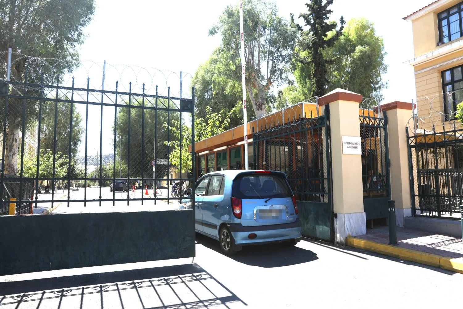 Μαραθώνας: Στην Ευελπίδων η 68χρονη και ο γιος της για τα οστά της ηλικιωμένης που βρέθηκαν σε υπόγεια αποθήκη - Lawandorder.gr