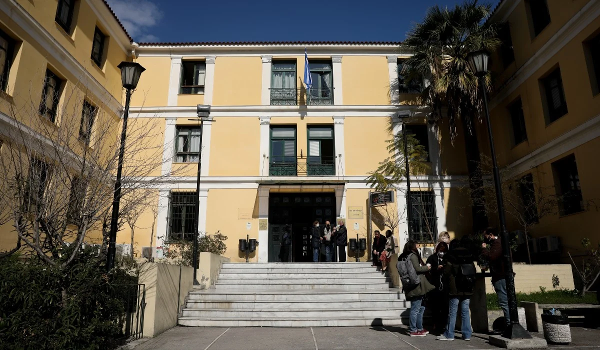 Αθήνα: Απέδρασε κρατούμενος κατά τη μεταγωγή του από την Ευελπίδων - Ανθρωποκυνηγητό από την ΕΛ.ΑΣ. - Lawandorder.gr
