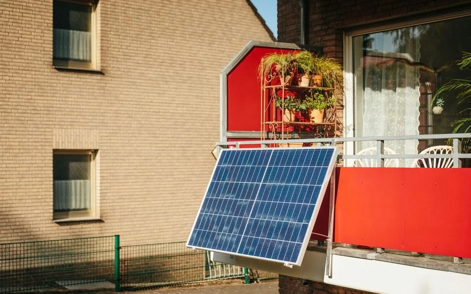 Φωτοβολταϊκά έως 800 Watt χωρίς άδεια: Οι νέοι κανόνες για σπίτια και πολυκατοικίες | Moneyreview.gr
