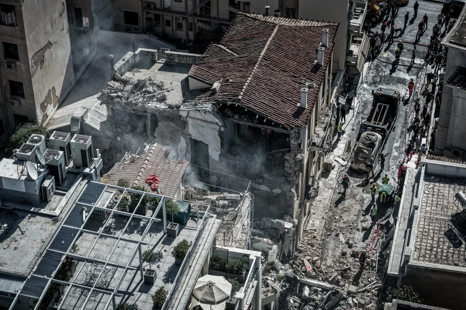 Έκρηξη στην Πλάκα: Μία νεκρή και πέντε αγνοούμενοι - «Υπάρχει κίνδυνος για τα κοντινά κτίρια» λέει η Δημογλίδου - Lawandorder.gr