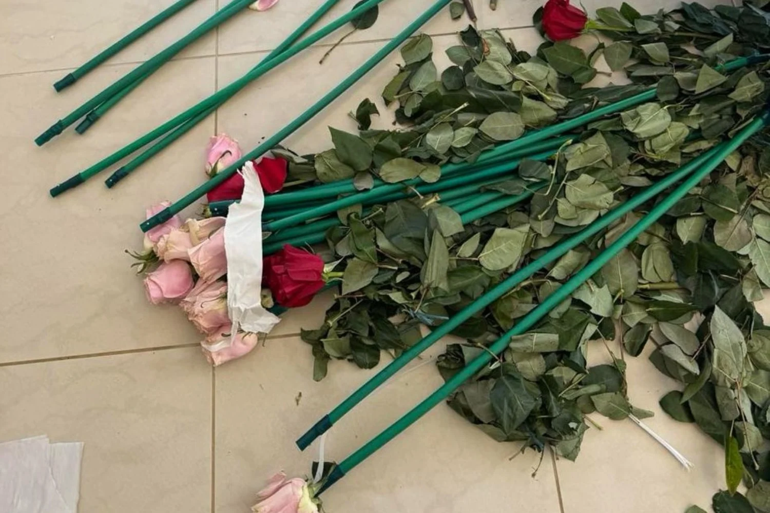 Ναρκωτικά στην Αρτέμιδα: Κύκλωμα έκρυβε 84 κιλά κοκαΐνης μέσα σε... τριαντάφυλλα - Lawandorder.gr