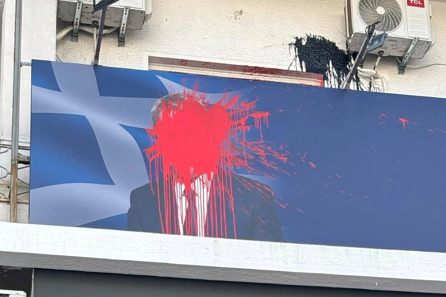 Ανδρέας Λοβέρδος: Έριξαν μπογιές στο πολιτικό γραφείο του στη Δάφνη - «Δεν τους φοβάμαι» (εικόνες) - Lawandorder.gr