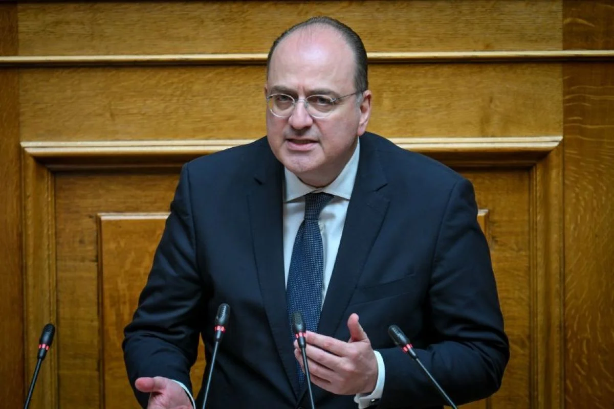 Ο Μακάριος Λαζαρίδης αντικαταστάθηκε από εισηγητής της ΝΔ, μετά την ανάρτηση κατά του διευθυντή του Νίκου Δένδια