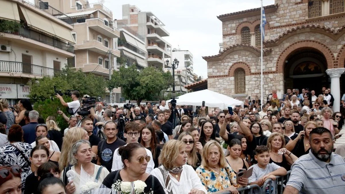 Στην Αγία Τριάδα Νίκαιας έφτασε η σορός του Γιώργου Μαζωνάκη – Σε εξέλιξη η αγρυπνία