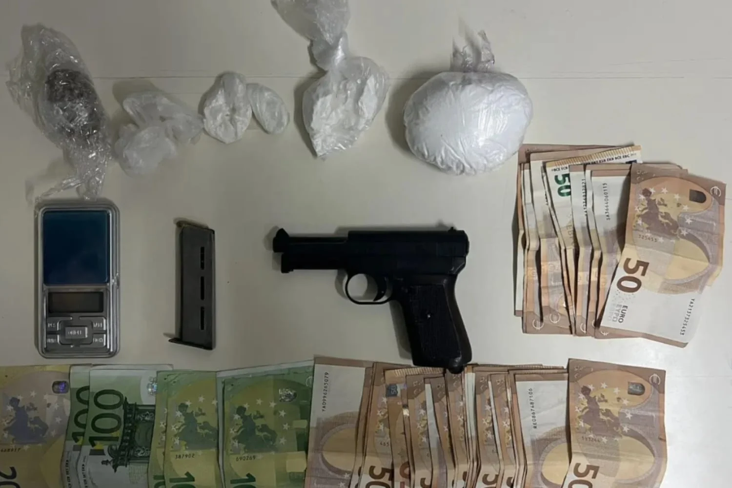 Συνελήφθησαν δύο άτομα για διακίνηση κοκαΐνης στο κέντρο της Αθήνας - Βρέθηκε και πιστόλι με σφαίρα στη θαλάμη - Lawandorder.gr