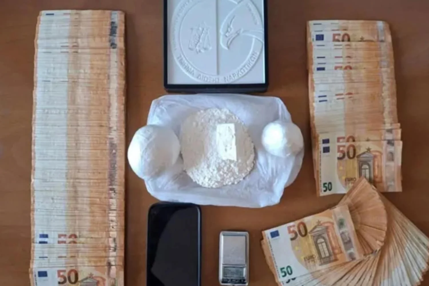 Τρίκαλα: Συνελήφθη 37χρονος για διακίνηση ναρκωτικών - Εντοπίστηκαν 18.000 ευρώ στο σπίτι του - Lawandorder.gr