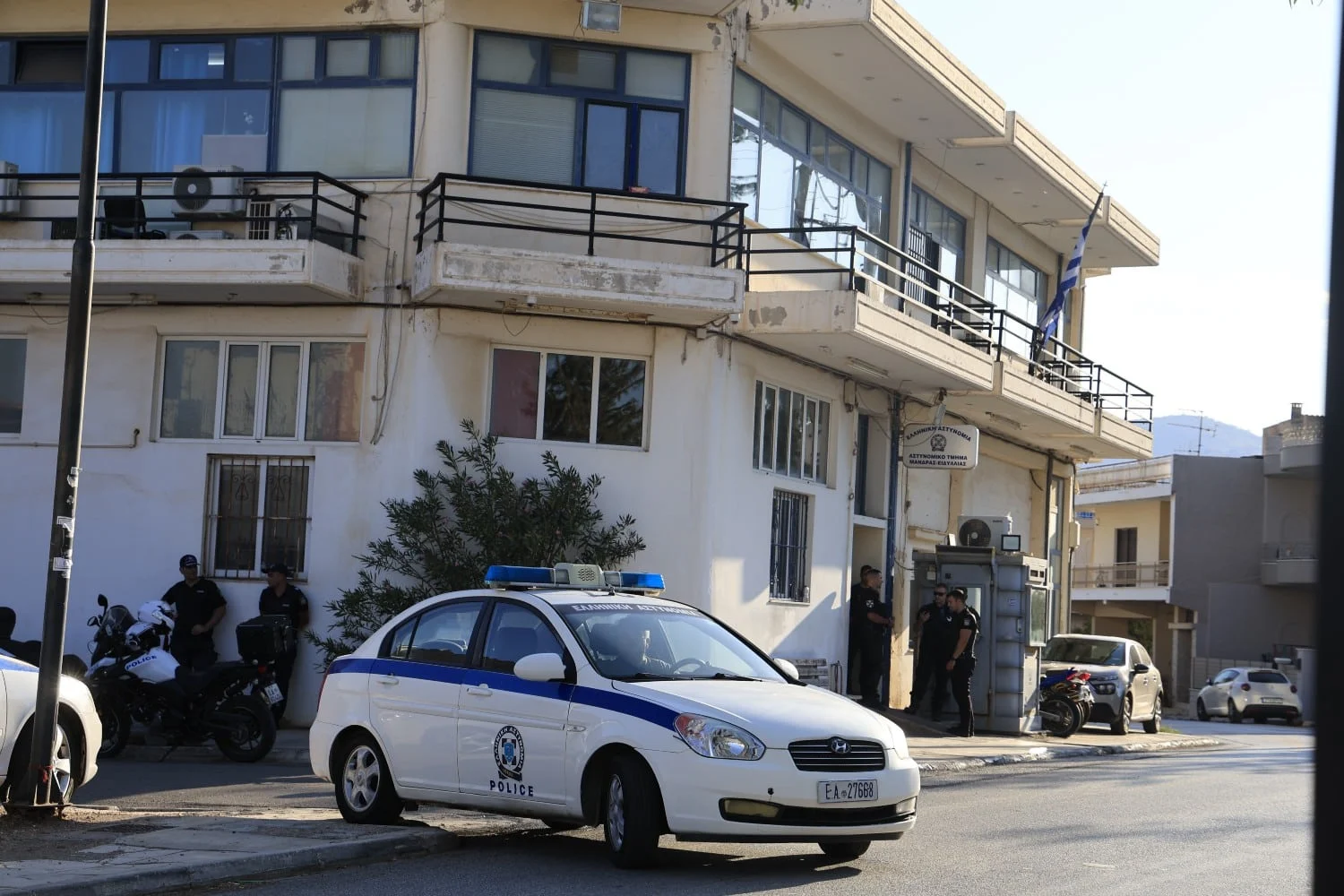 Μάνδρα: «Ξέρετε τι ζημιά του έχουν κάνει;» – Ξέσπασε η μητέρα του 31χρονου που πυροβολήθηκε στο Α.Τ. - Lawandorder.gr