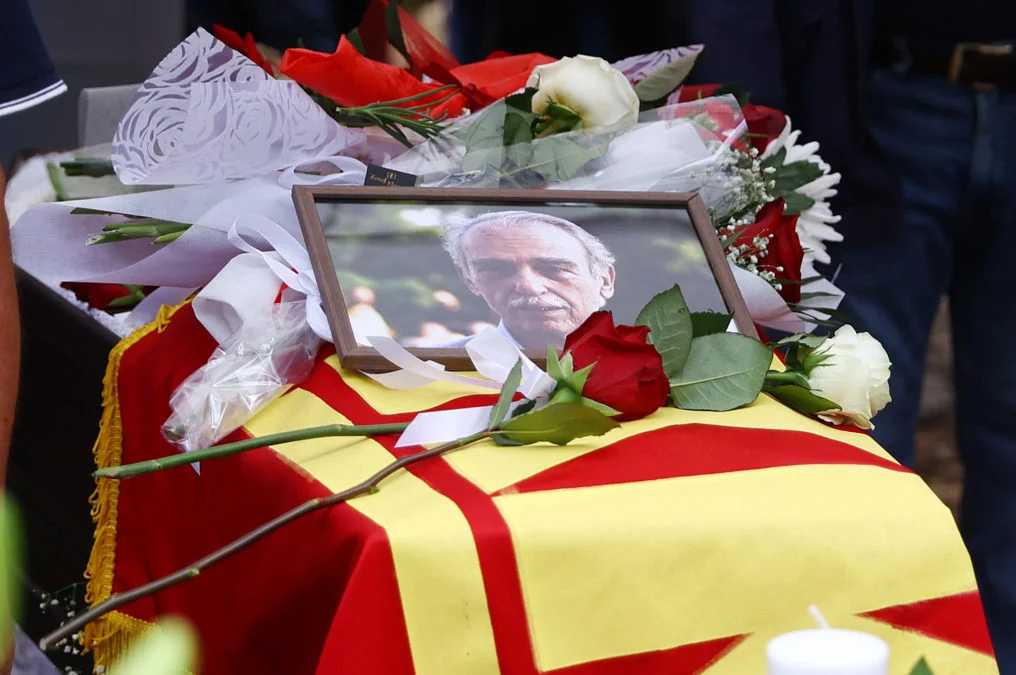 Σε κλίμα οδύνης η πολιτική κηδεία του Σπύρου Χαλβατζή - «Έζησες για έναν κόσμο που δεν πρόλαβες να δεις, αλλά πίστεψες βαθιά ότι θα έρθει» - ΦΩΤΟ
