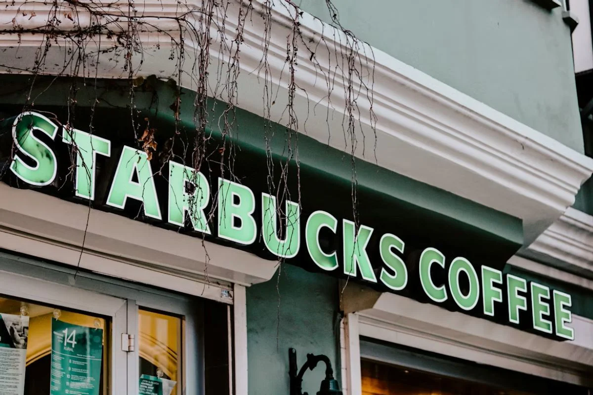 Starbucks: Κλείσιμο 250 καταστημάτων και στροφή στην αναδιάρθρωση