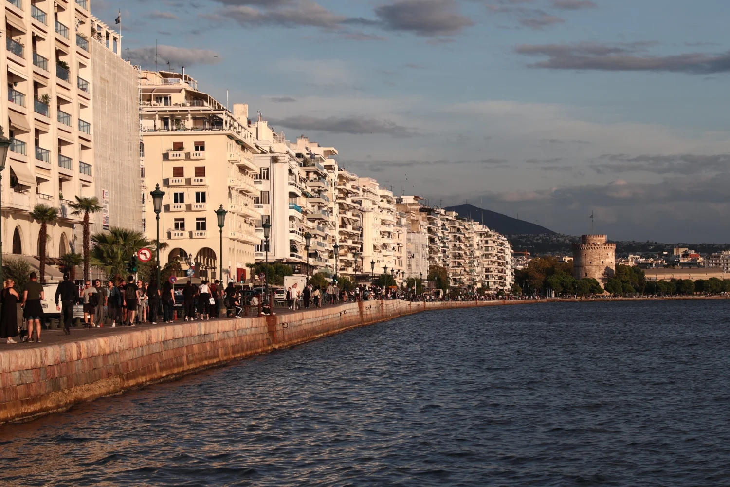 Θεσσαλονίκη: Καθαρίστρια έκλεψε 50.000 ευρώ και χρυσές λίρες από σπίτι που εργαζόταν - Lawandorder.gr