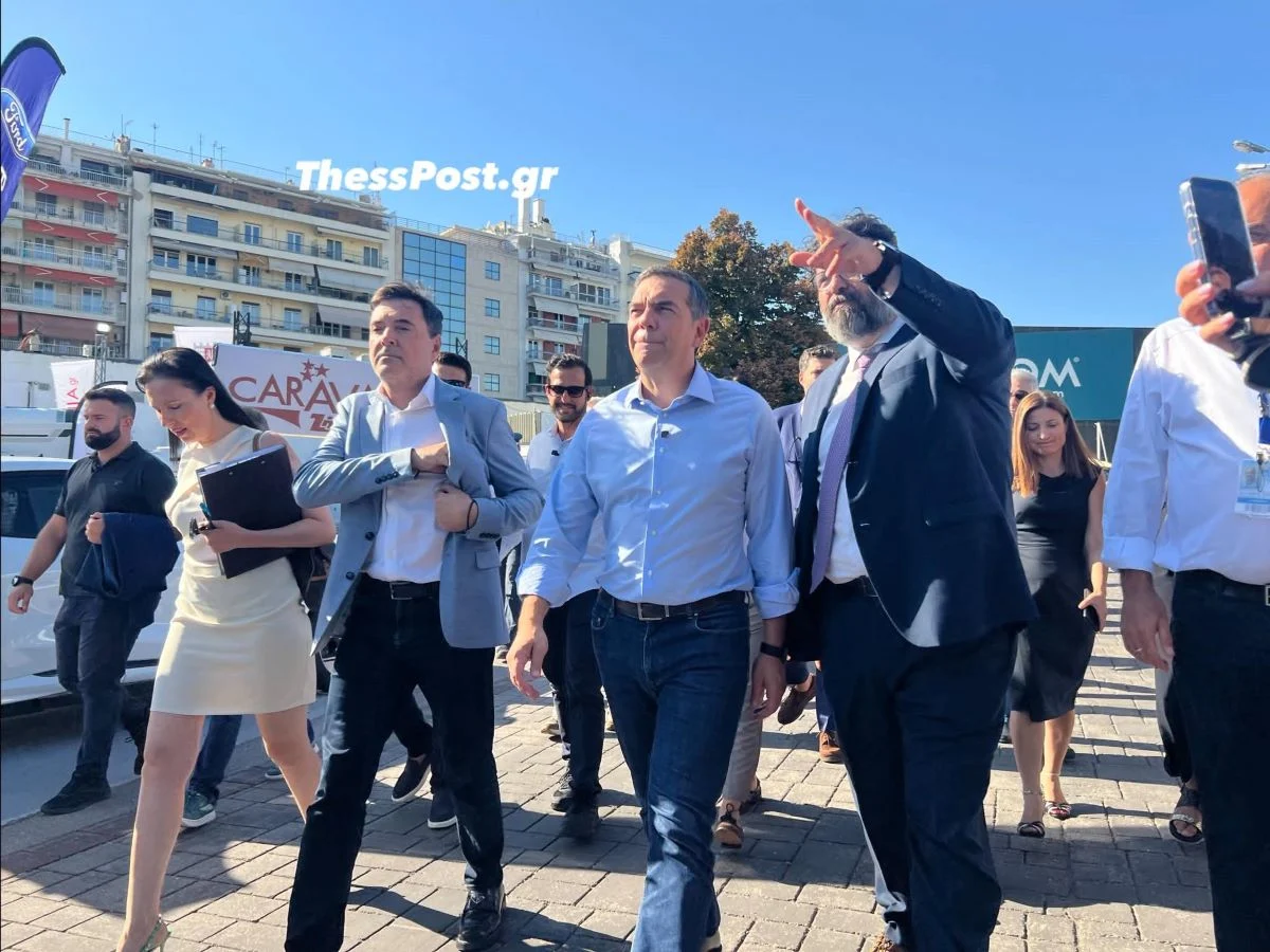 Αλέξης Τσίπρας: Πρώτη βόλτα στη ΔΕΘ ως αρχηγός της ΕΛ.Α.Σ. - Η γραβάτα και η φανέλα με το Νο. 26