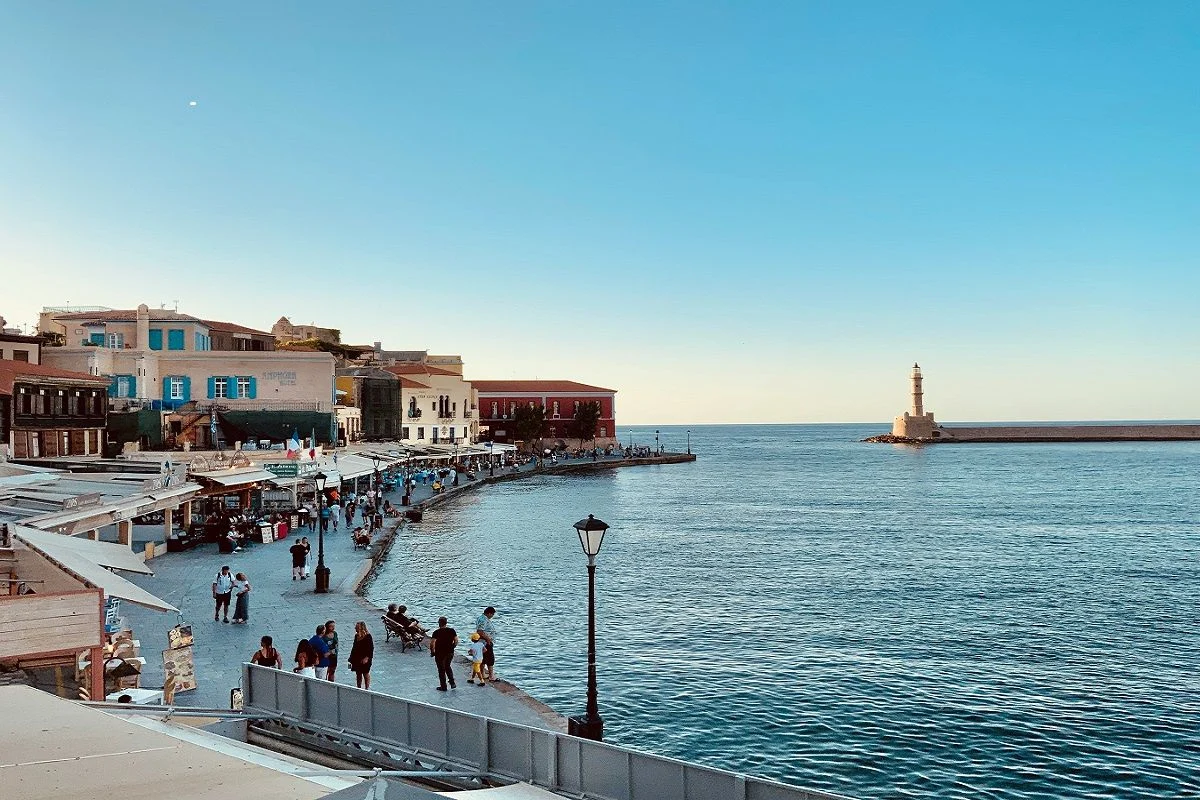 Χανιά: Εκπαιδευτικός αναγκάστηκε να μείνει σε σκηνή με την κόρη της λόγω έλλειψης στέγης