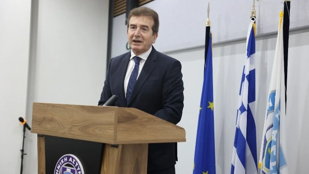 Χρυσοχοΐδης: «Βραχιολάκι» στους υπόδικους για ενδοοικογενειακή βία που τίθενται υπό περιοριστικούς όρους