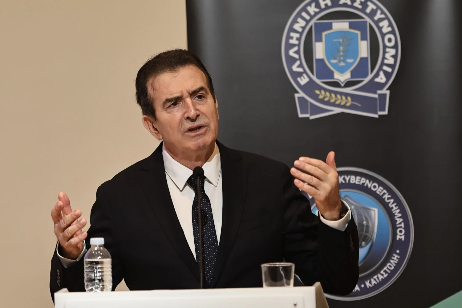 Ξεκάθαρος ο Χρυσοχοΐδης: Ηλεκτρονικό «βραχιολάκι» σε υπόδικους για ενδοοικογενειακή βία με περιοριστικούς όρους - Lawandorder.gr