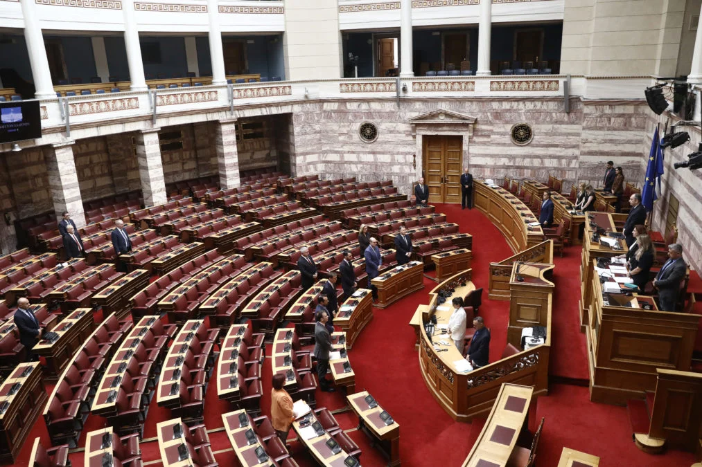 Γιατί φωταγωγήθηκε στα μωβ η Βουλή - Δείτε φωτό