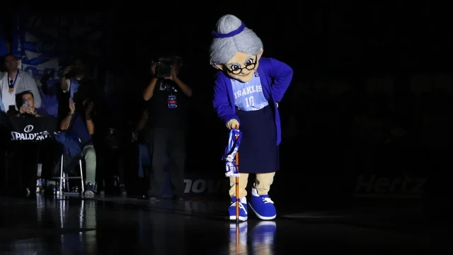 Από τη "Χάιδω" του Ηρακλή στον θρυλικό Benny the Bull: Οι 10 πιο επικές μασκότ του μπάσκετ (Βίντεο)