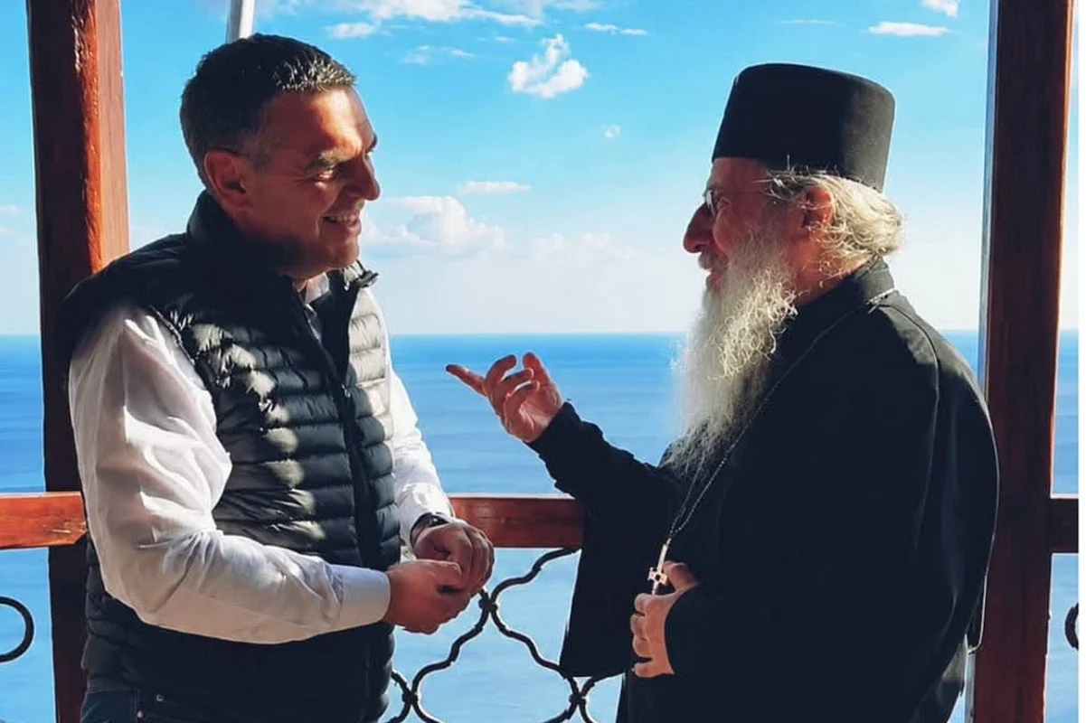 Στο Άγιο Όρος ο Αλέξης Τσίπρας - «Ψέλνεις στη Σιμωνόπετρα και ακούγεται στον Άδη…»