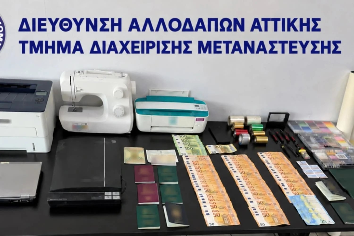 Αιγάλεω: Η ΕΛΑΣ εντόπισε εργαστήριο πλαστών ταξιδιωτικών εγγράφων – Συνελήφθη 61χρονος - Lawandorder.gr