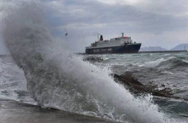 Κακοκαιρία: Δεμένα πλοία και ακυρώσεις ακτοπλοϊκών δρομολογίων