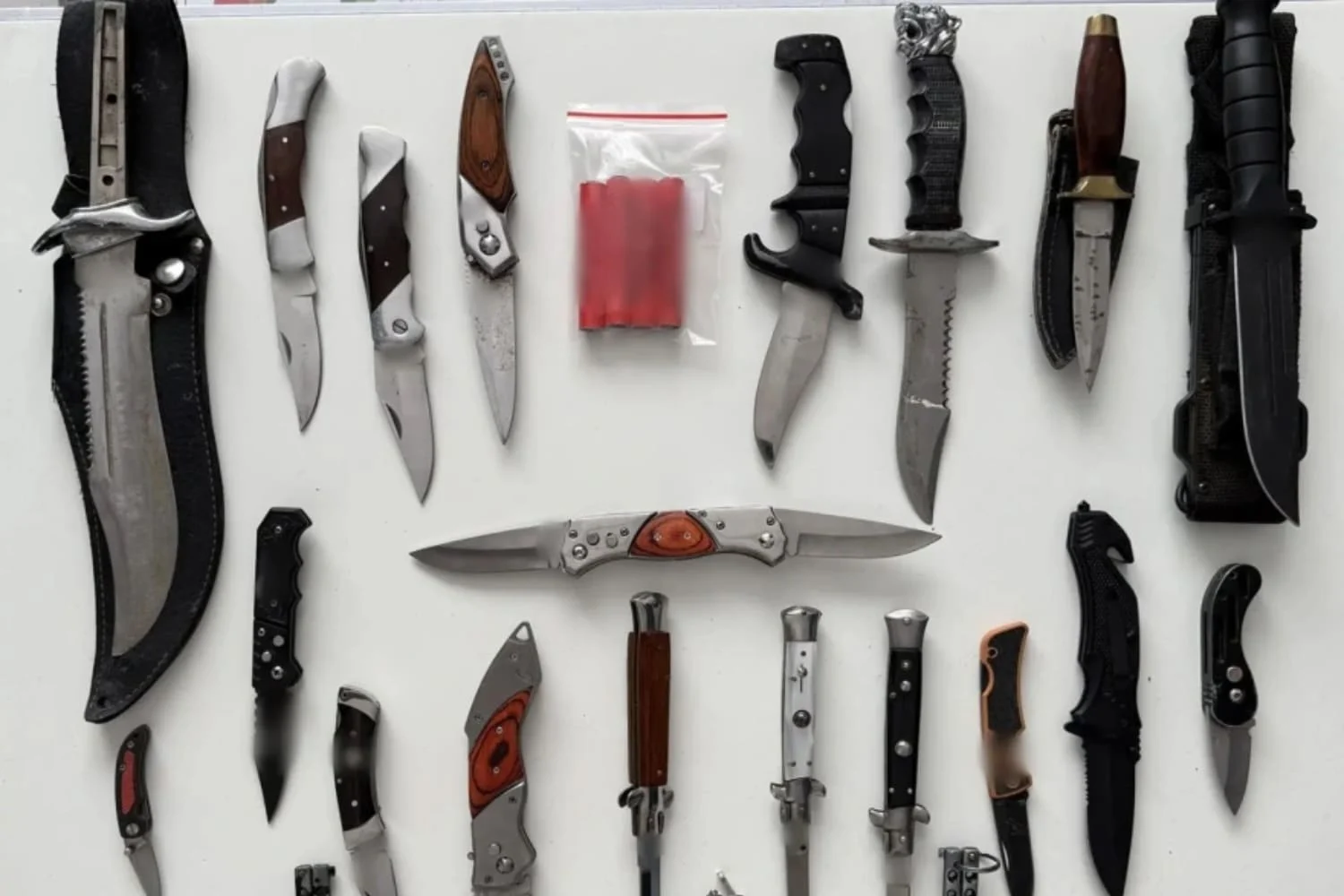 Άμφισσα: Συνελήφθη άνδρας με 36 μαχαίρια, σπαθιά, καραμπίνες και 29 κινητά - Lawandorder.gr