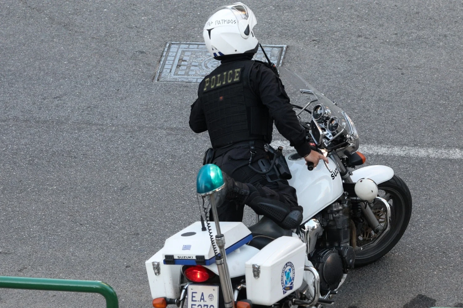 Καισαριανή: Δύο νεαροί παρίσταναν ότι κάνουν έρανο και άρπαξαν τραπεζική κάρτα από 18χρονο - Lawandorder.gr