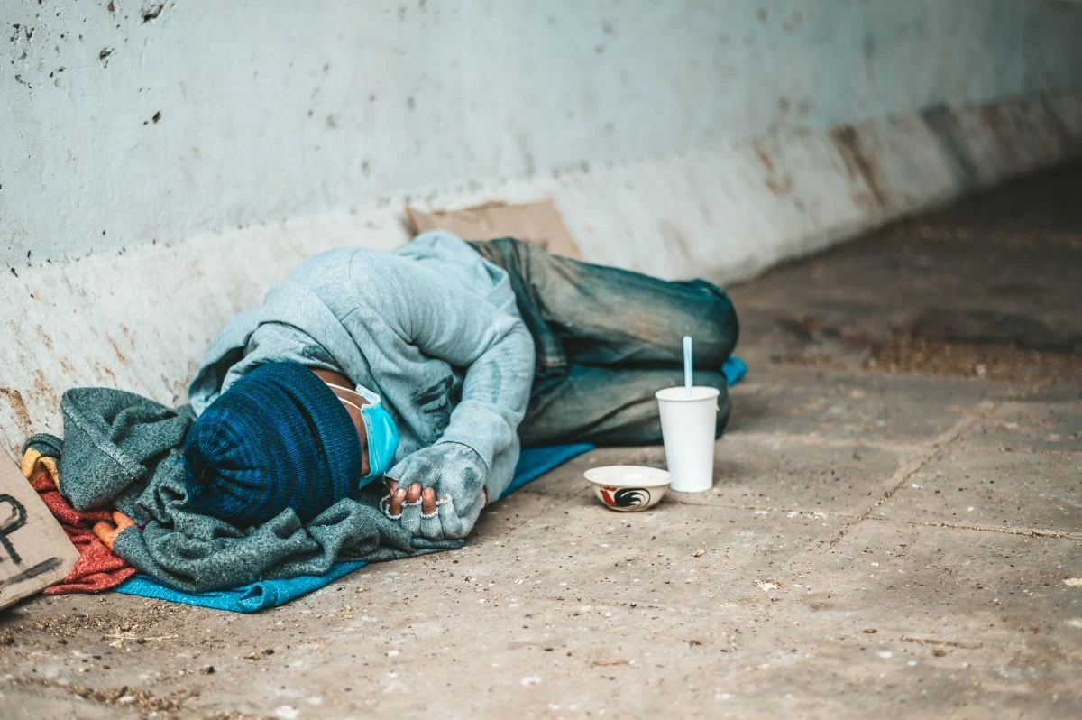 Άστεγοι στην Αθήνα: 681 άτομα στο μικροσκόπιο — Το 71% άνδρες, το 62% άνω των 50 ετών