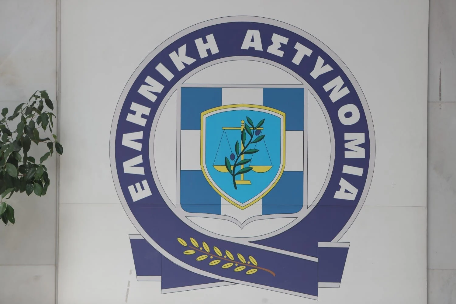 Βόλος: Ζευγάρι προκάλεσε χαμό στα γραφεία της Τροχαίας - Έβρισε διοικητή και αστυνομικό για τις κλήσεις