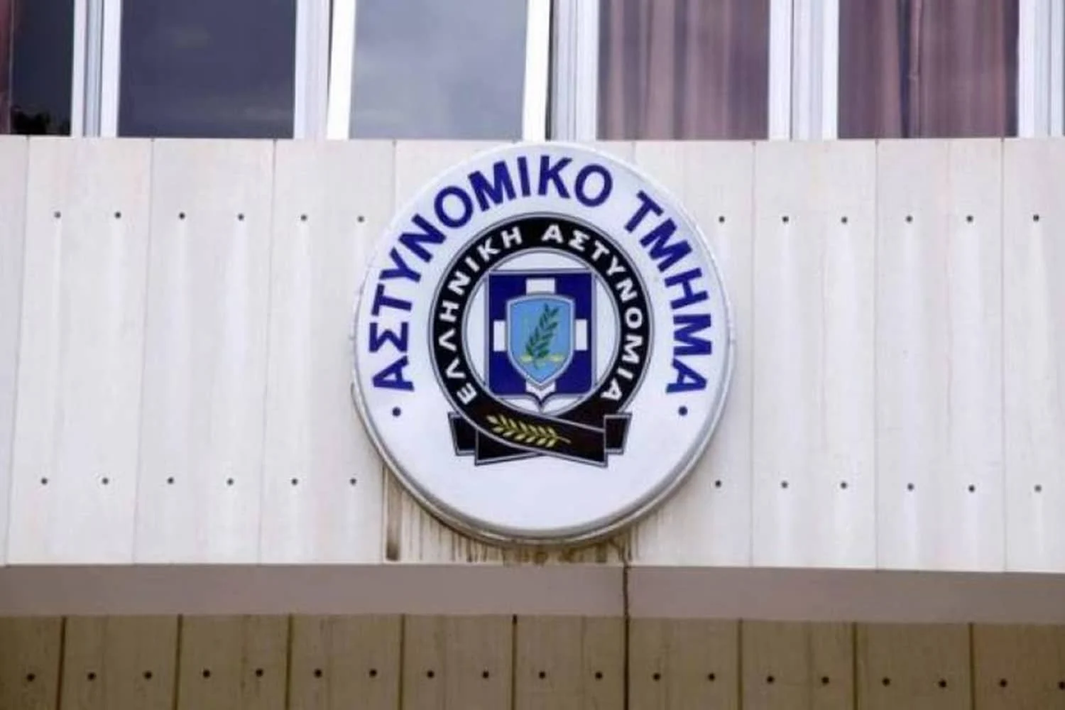 Χαλκίδα: 34χρονος αρνήθηκε τον έλεγχο και επιτέθηκε με γροθιές σε αστυνομικούς μέσα στο Τμήμα - Lawandorder.gr