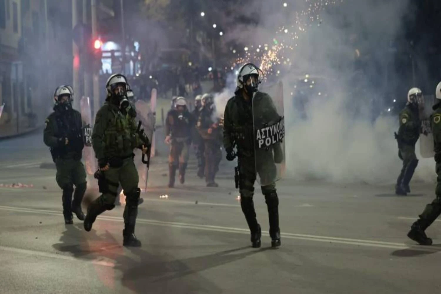 Θεσσαλονίκη: Νέα επεισόδια στο κέντρο – Κουκουλοφόροι επιτέθηκαν με πέτρες και μπουκάλια στα ΜΑΤ (βίντεο)