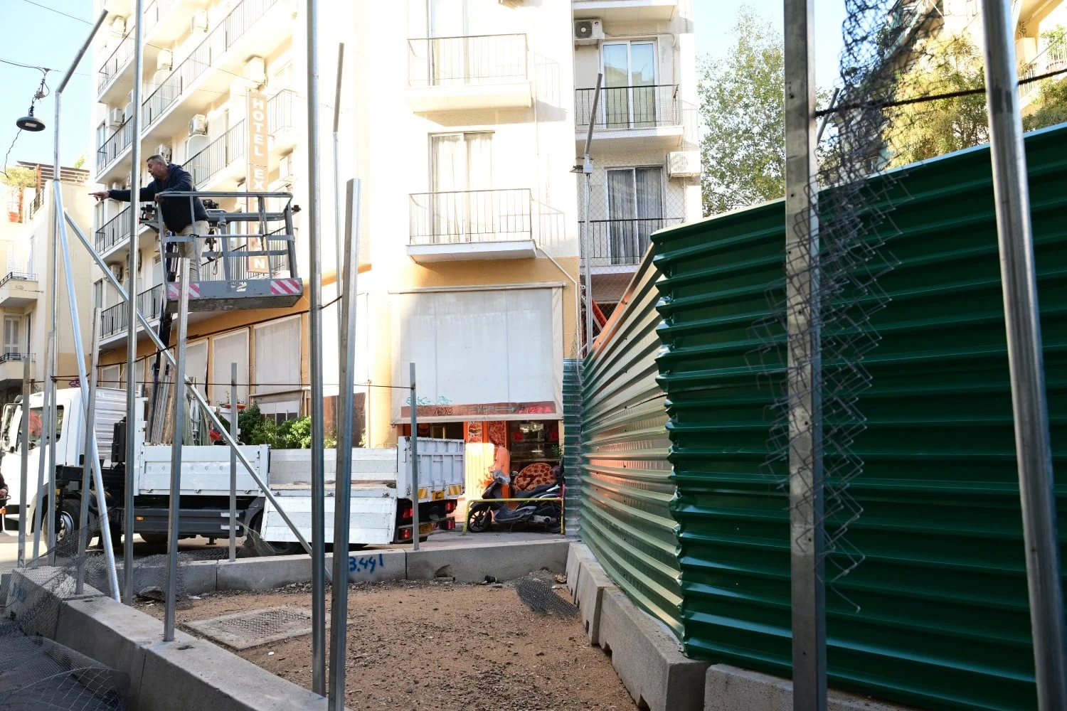 Εξάρχεια: Δικαστική επιμελήτρια στο εργοτάξιο του Μετρό για την απομάκρυνση περίφραξης στη Θεμιστοκλέους - Lawandorder.gr