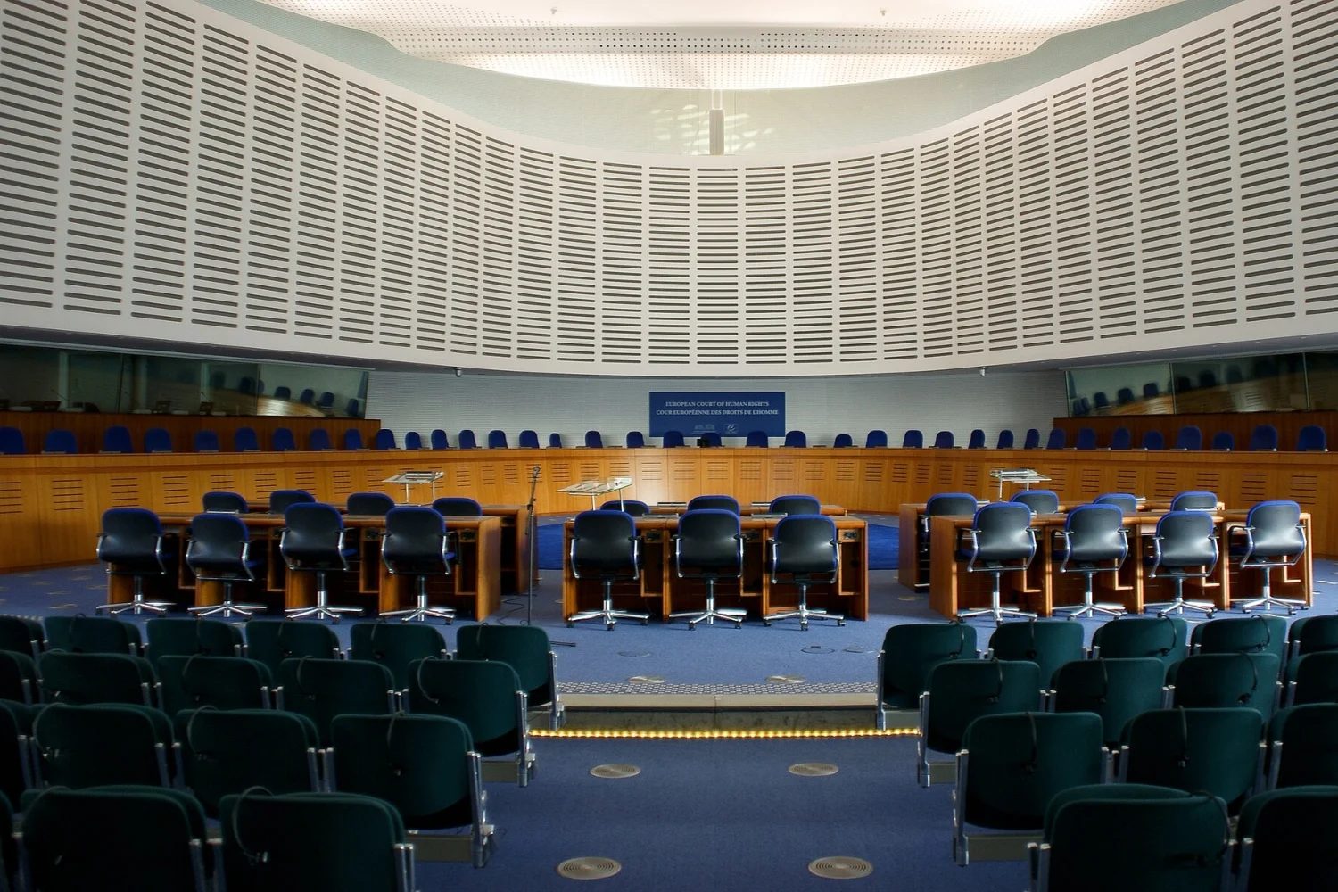 Ευρωπαϊκό Δικαστήριο: Παράνομη η άρνηση αλλαγής επωνύμου σε Βούλγαρο που υιοθετήθηκε στην Ελλάδα – Αποζημίωση 8.000 ευρώ - Lawandorder.gr