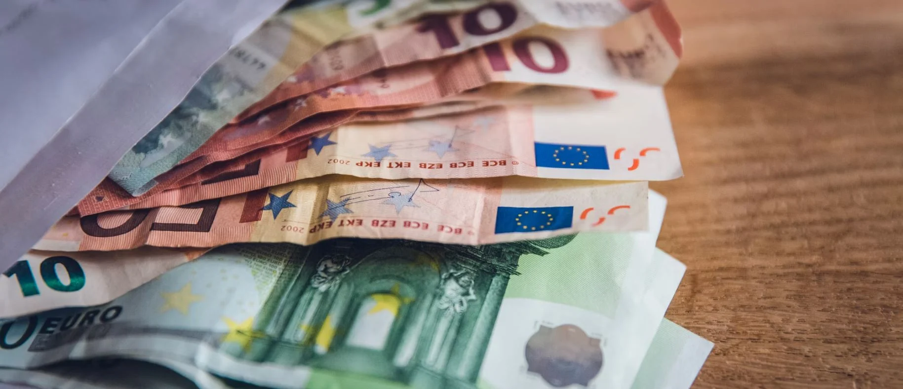 Δημόσιο: Εκτοξεύθηκαν τα «φέσια» προς τους ιδιώτες τον Αύγουστο - Τι δείχνουν τα στοιχεία για τις εκκρεμείς επιστροφές φόρων - enikonomia.gr