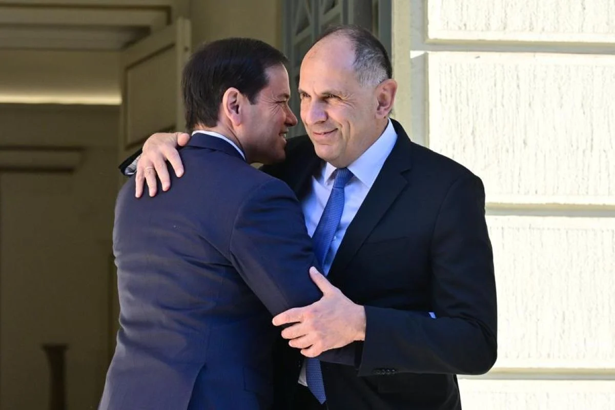 Έφτασε στο ΥΠΕΞ ο Μάρκο Ρούμπιο: Η θερμή υποδοχή του Γεραπετρίτη και η αγκαλιά των δύο ανδρών
