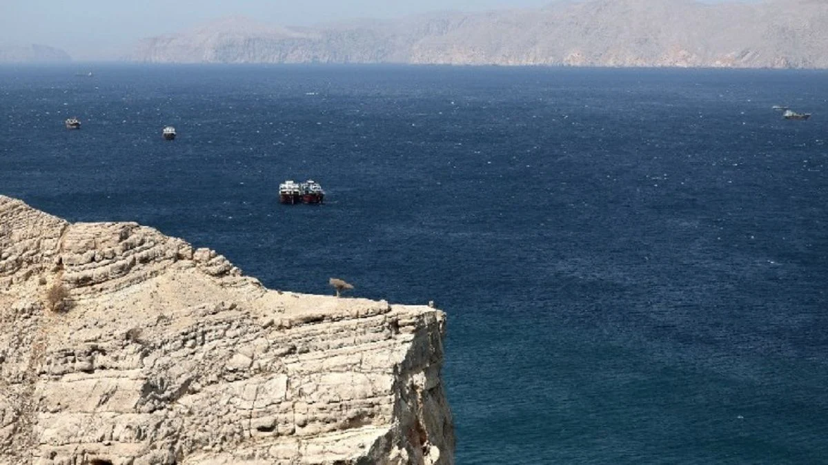 Πυρκαγιά σε δεξαμενόπλοιο που χτυπήθηκε στα Στενά του Ορμούζ