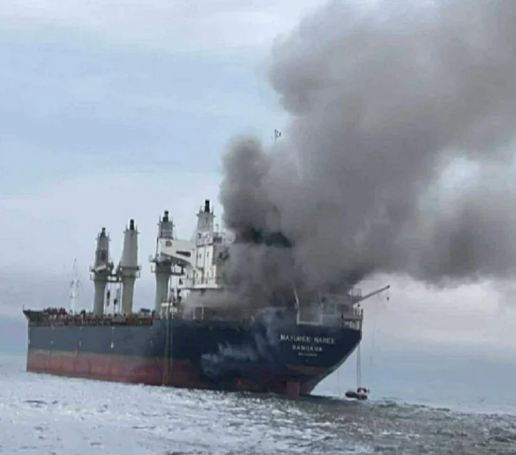 Τρία πλοία τυλίχθηκαν στις φλόγες αφού προσέκρουσαν σε νάρκες στα Στενά του Ορμούζ