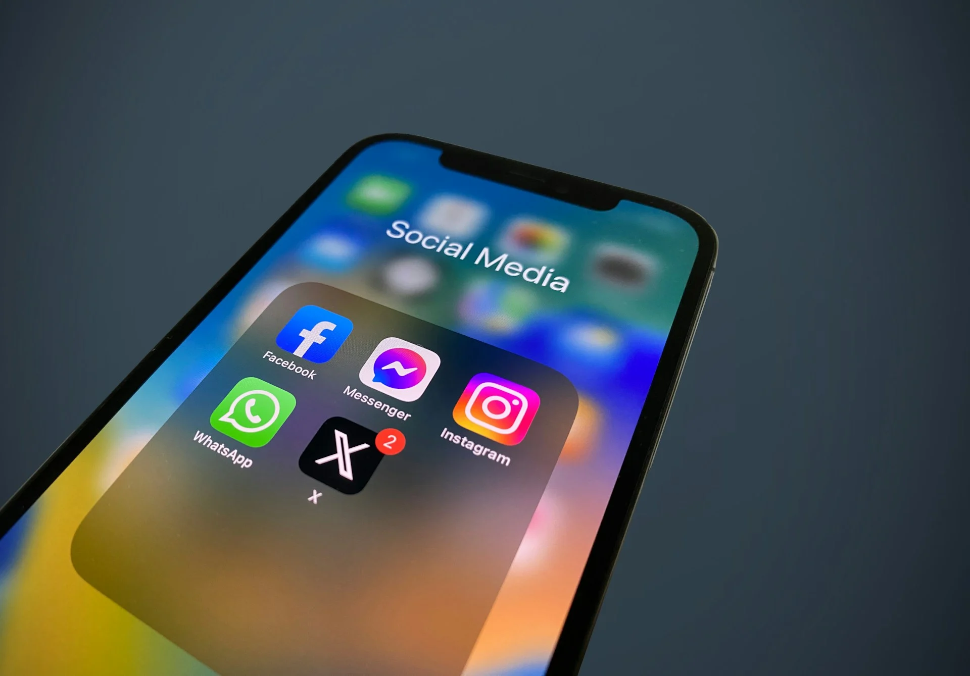 Social media: Στη Βουλή το νομοσχέδιο για την προστασία των ανηλίκων από τους κινδύνους – Πότε τίθεται σε εφαρμογή