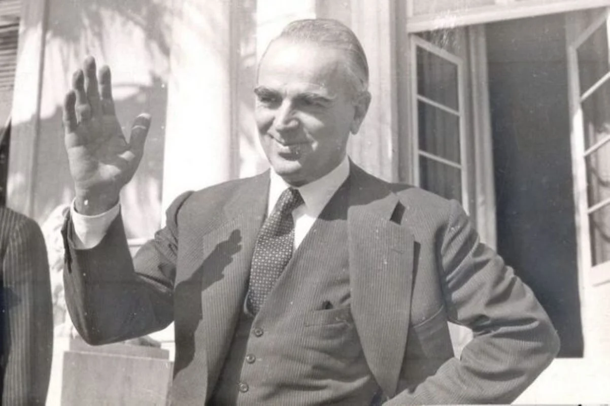 Νέα Δημοκρατία: Ο Κωνσταντίνος Καραμανλής και η γέννηση της παράταξης που σφράγισε τη Μεταπολίτευση