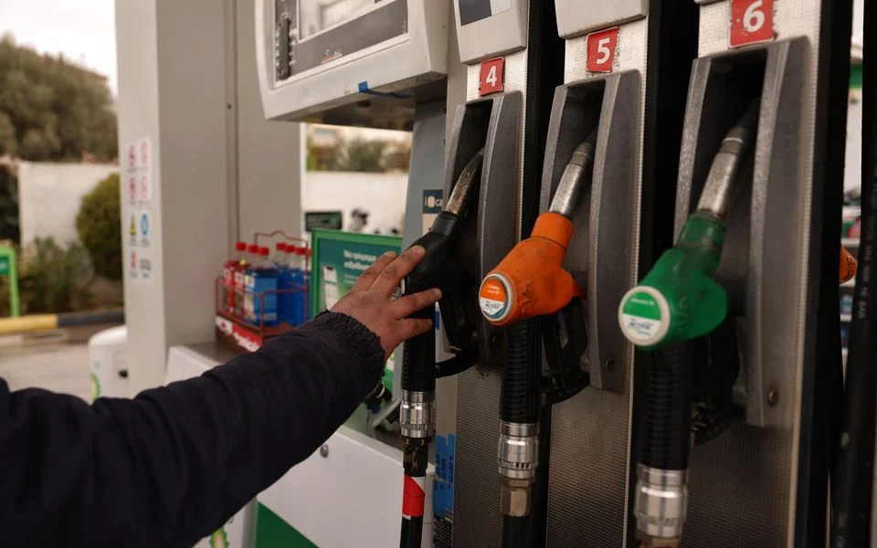 Καύσιμα: Πέρασε στο diesel η επιδότηση, αμετακίνητη πάνω από τα 2,20 ευρώ η βενζίνη | Moneyreview.gr