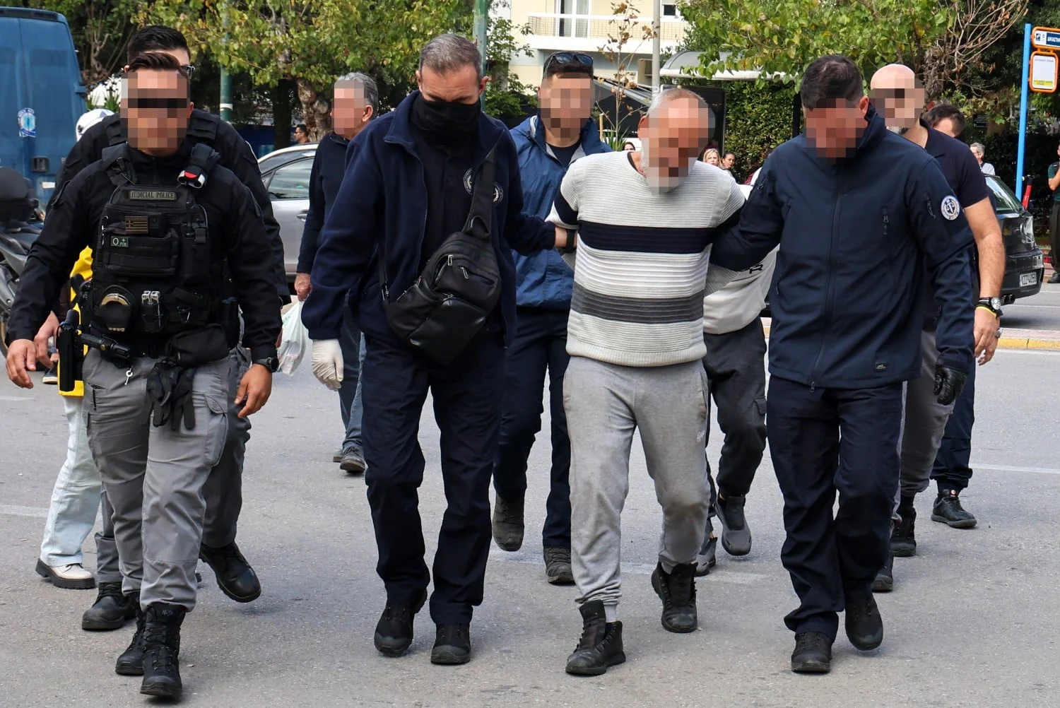 Πλάκα: Σχεδόν 80 φορές είχαν απασχολήσει τις Αρχές οι τρεις συλληφθέντες για τη φονική έκρηξη