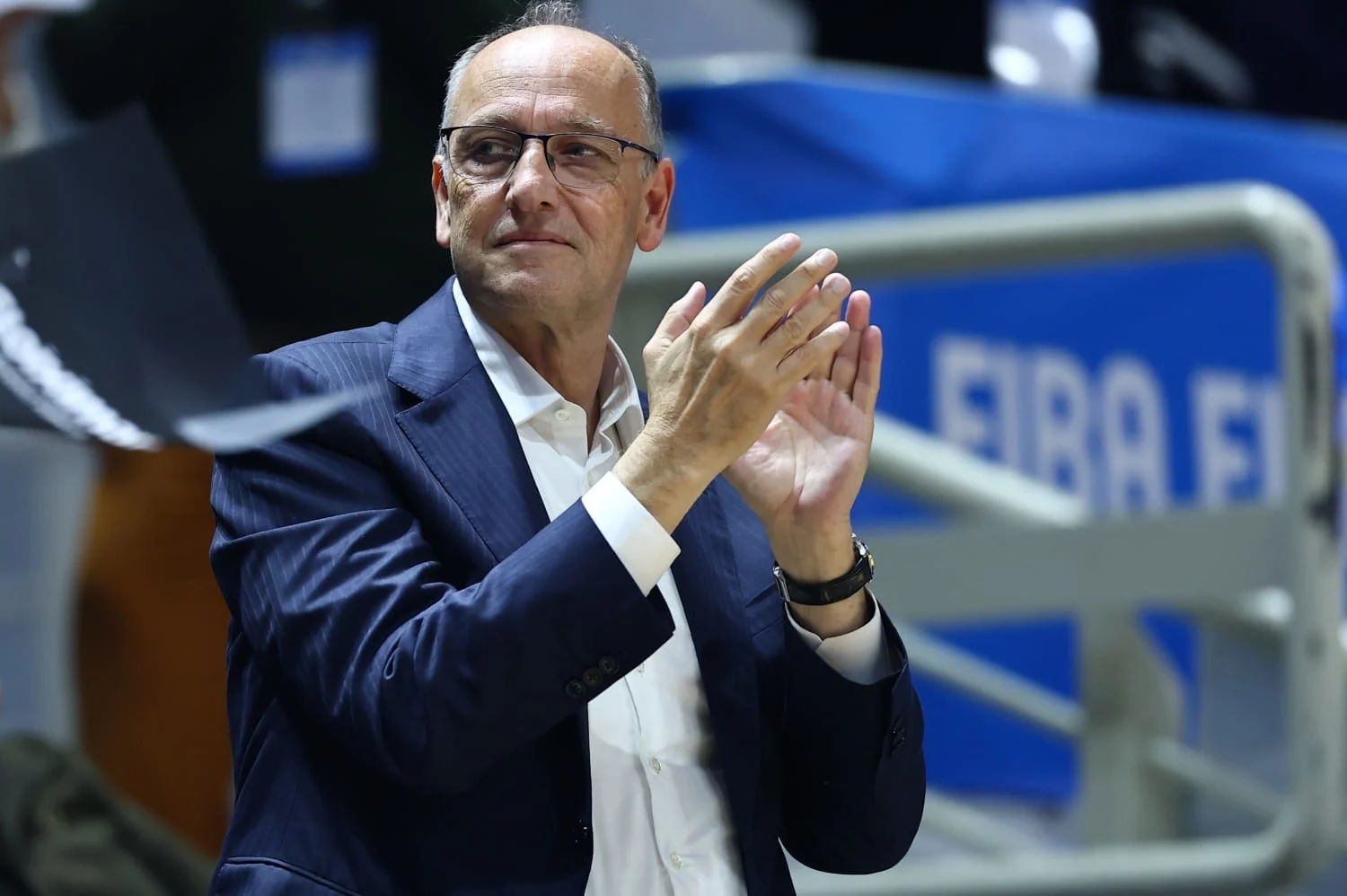 Basketgate: Λιόλιος και Μαυραγάνης έφτασαν στην Ευελπίδων για να απολογηθούν - Παραιτήθηκε από πρόεδρος της ΕΟΚ (βίντεο)