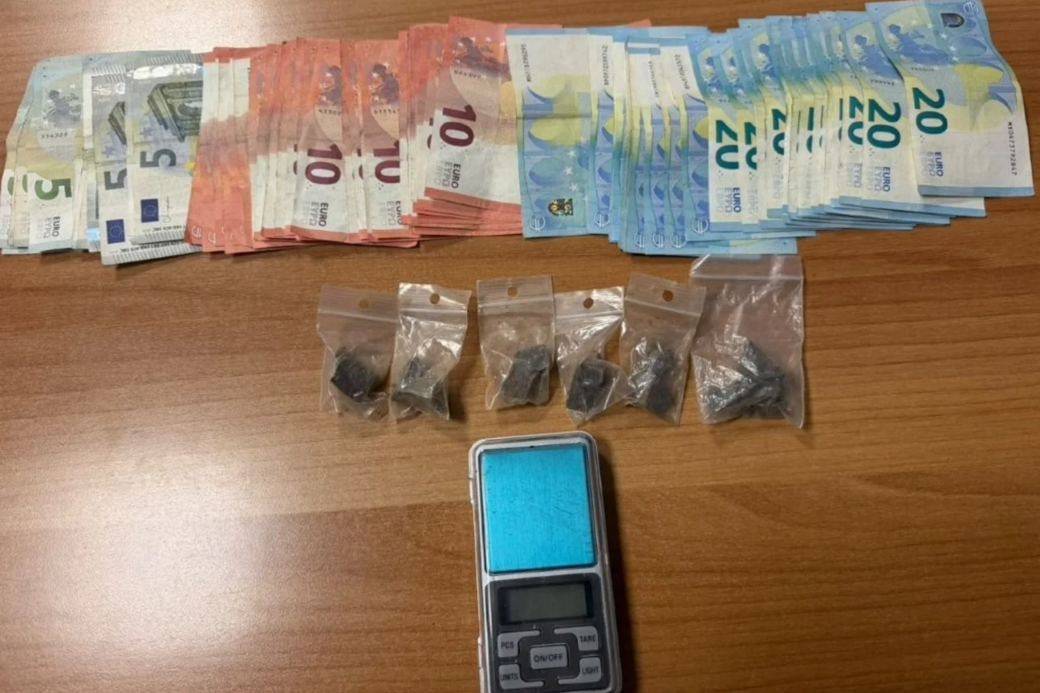 Ομόνοια: Σύλληψη 38χρονου για διακίνηση ηρωίνης – Είχε ορμητήριο εγκαταλελειμμένο κτίριο