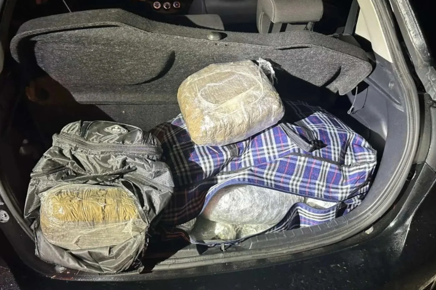 Συνελήφθησαν τρία άτομα για ναρκωτικά στα Ιωάννινα: Ο ένας τα μετέφερε και οι άλλοι δύο λειτουργούσαν ως προπομποί - Lawandorder.gr