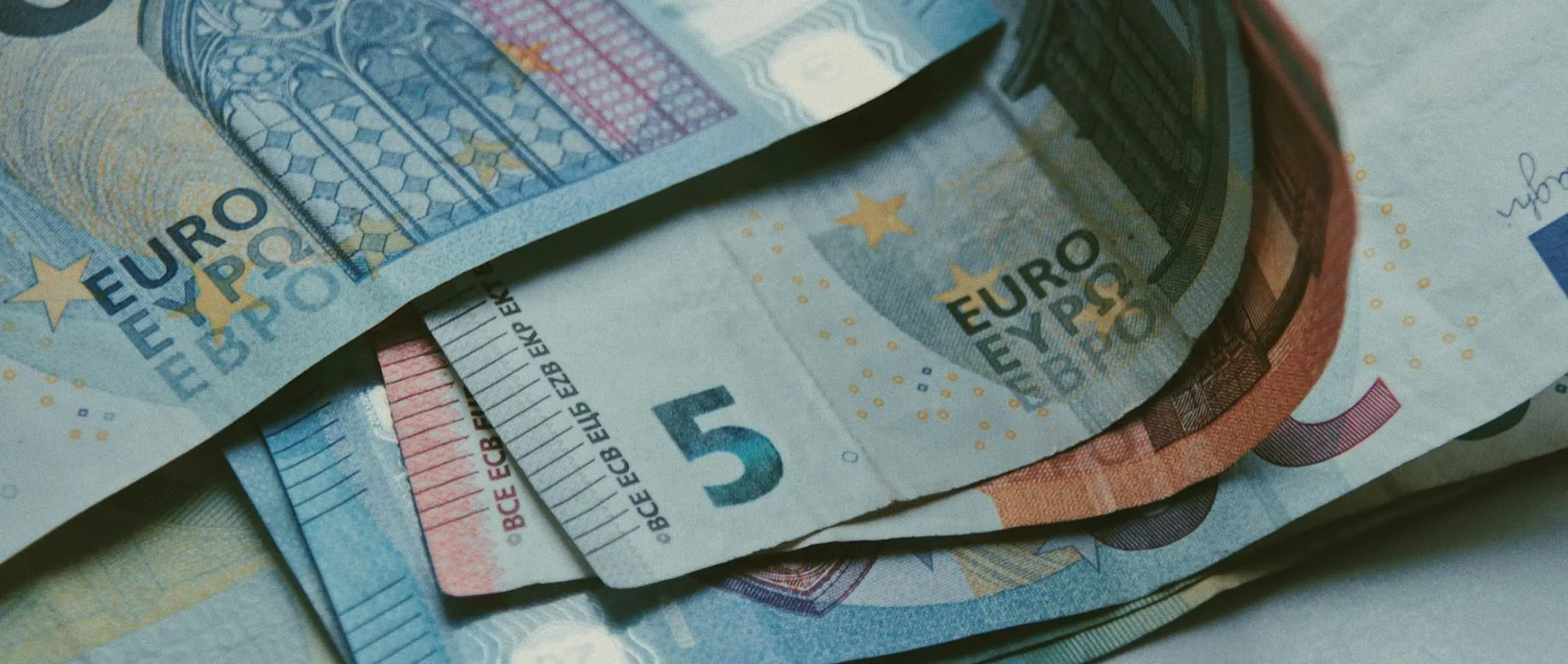 Bloomberg: Πάνω από το 2% η ανάπτυξη της ελληνικής οικονομίας σύμφωνα με την κυβέρνηση - Τι λέει για το χρέος - enikonomia.gr