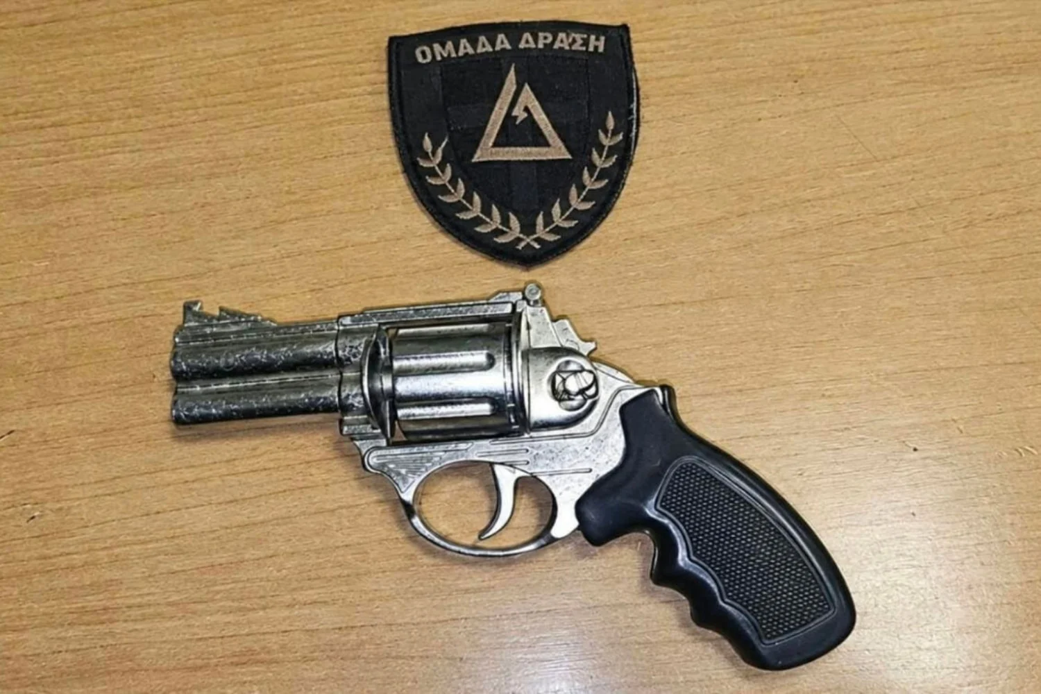 Ομόνοια: Χειροπέδες σε Ρομά που απείλησε αστυνομικούς με όπλο-ρέπλικα και προσπάθησε να ξεφύγει - Lawandorder.gr
