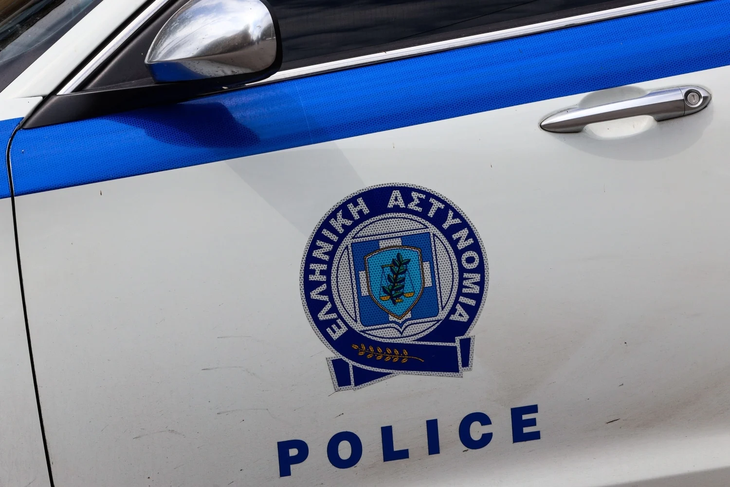 Αχαρνές: Τέσσερις συλλήψεις για επεισόδια – ΙΧ έπεσε σε δέντρο, φθορές και στο κρατητήριο